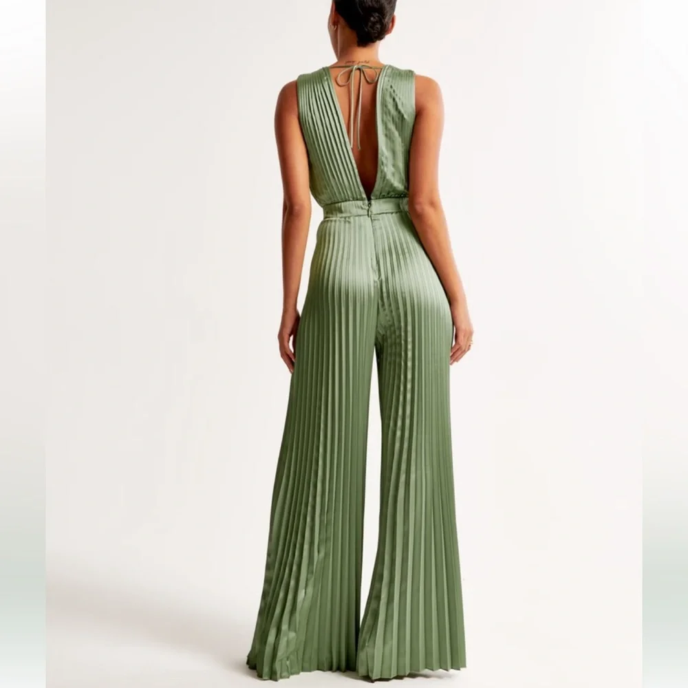 Abercrombie Giselle Pleated Jumpsuit in Green - Picture 4 of 11
